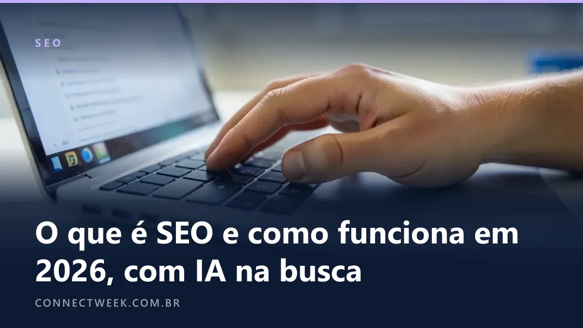 Mão digitando uma busca no teclado de um notebook, tela com página de resultados desfocada