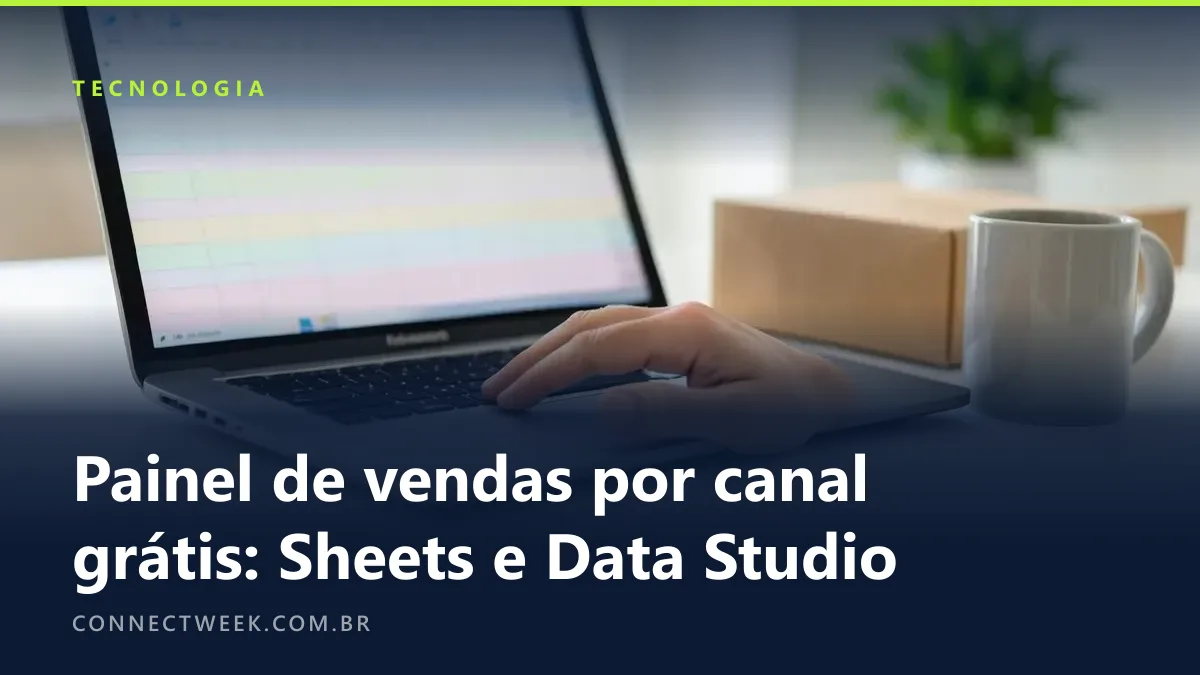 Notebook mostrando uma planilha desfocada com células coloridas, mão no trackpad, pacote e caneca ao lado