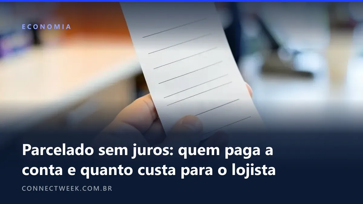 Mão puxando da maquininha um recibo comprido com linhas em branco no balcão de uma loja