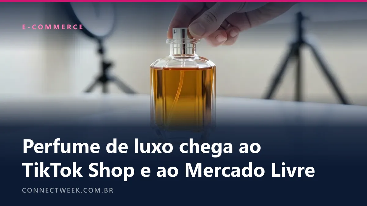 Frasco de perfume de vidro lapidado, sem rótulo, sobre uma penteadeira de mármore, com uma mão erguendo a tampa e uma luz de anel desfocada ao fundo