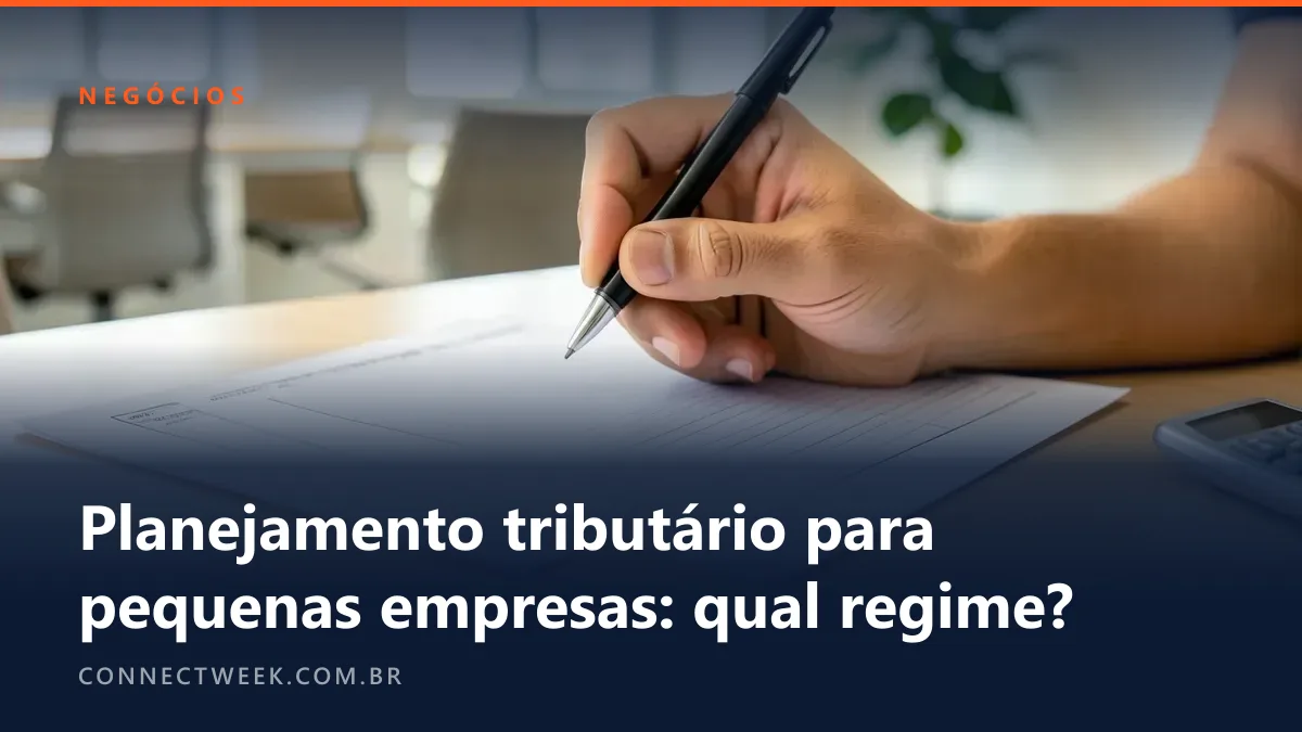 Três folhas de projeção com tabelas em branco abertas em leque sobre a mesa, mão com caneta e calculadora