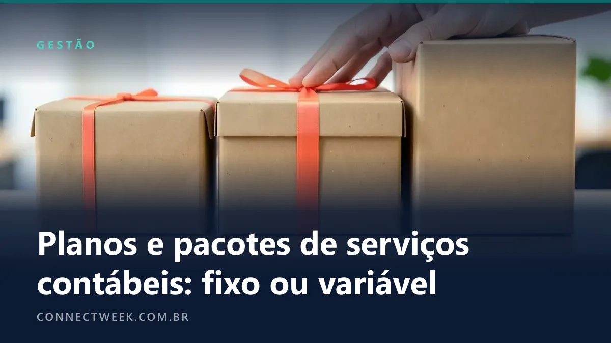 Três caixas de papelão fechadas de tamanhos diferentes enfileiradas, duas delas amarradas com fita coral, e uma mão apoiada sobre o laço da caixa do meio