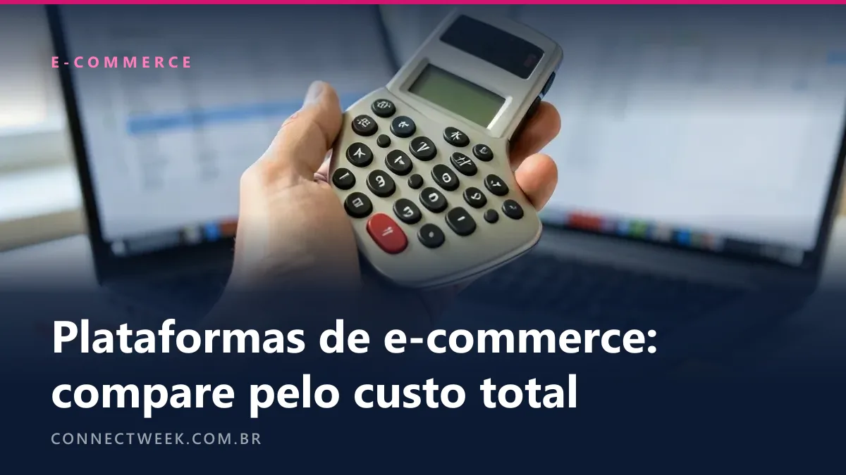 Mão segurando uma calculadora sobre o teclado de um notebook com tabela comparativa desfocada, abas coloridas na mesa