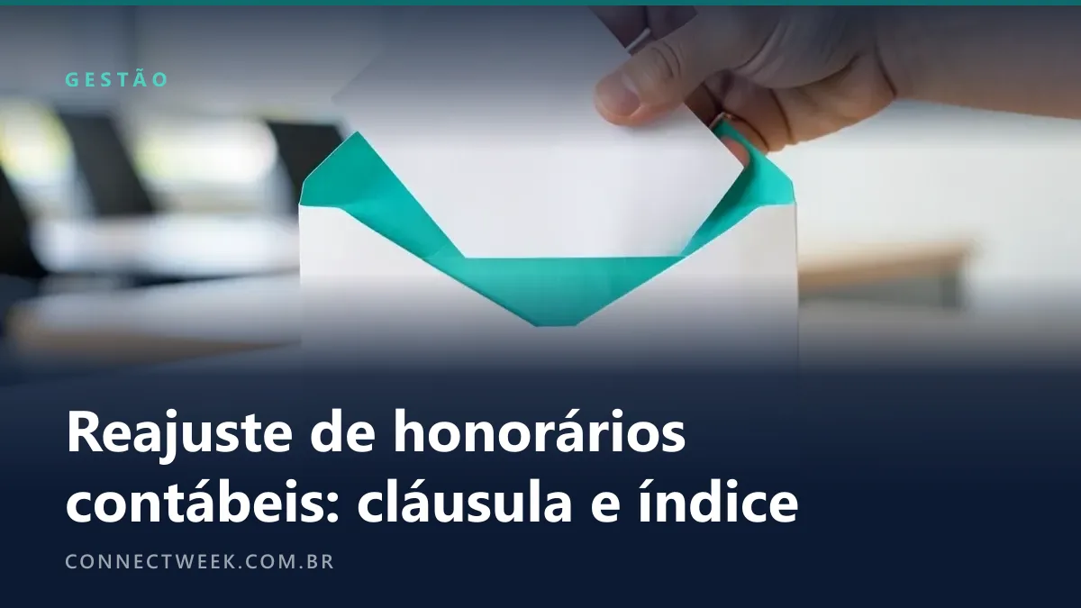 Mão colocando uma carta dobrada dentro de um envelope branco de forro verde-azulado, apoiado numa mesa de escritório
