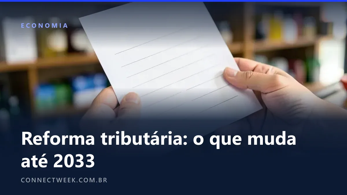 Mão segurando uma nota fiscal recém-impressa com linhas em branco sobre o balcão de uma loja