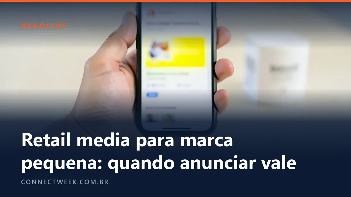 Mão segurando um celular com página de marketplace desfocada e um anúncio em destaque, produto pequeno ao lado na mesa