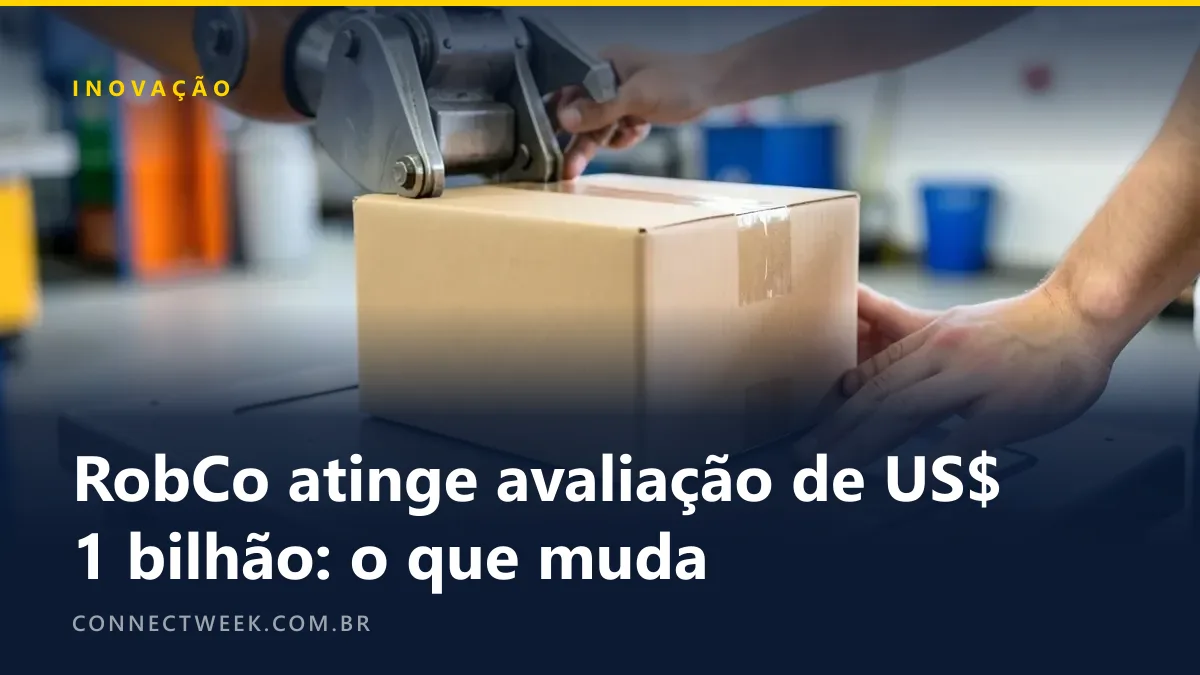 Garra de um braço robótico industrial colocando uma caixa lisa numa bancada de fábrica pequena