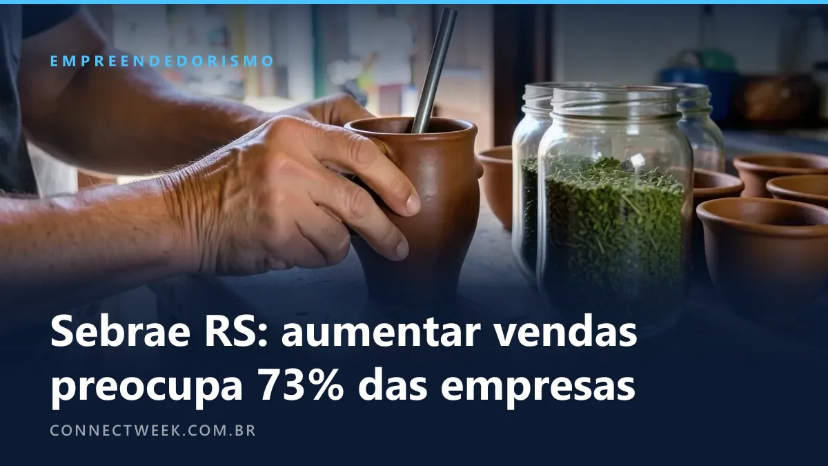 Mão de um comerciante segurando uma cuia de barro com bomba de metal sobre o balcão de madeira de uma loja de bairro, ao lado de potes de vidro com erva-mate a granel, com a porta aberta para a rua ao fundo