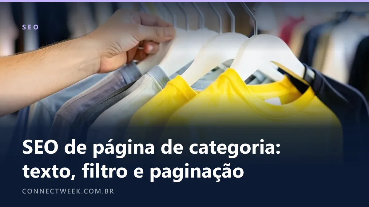 Mão deslizando um cabide numa arara de camisetas agrupadas por cor com etiquetas em branco