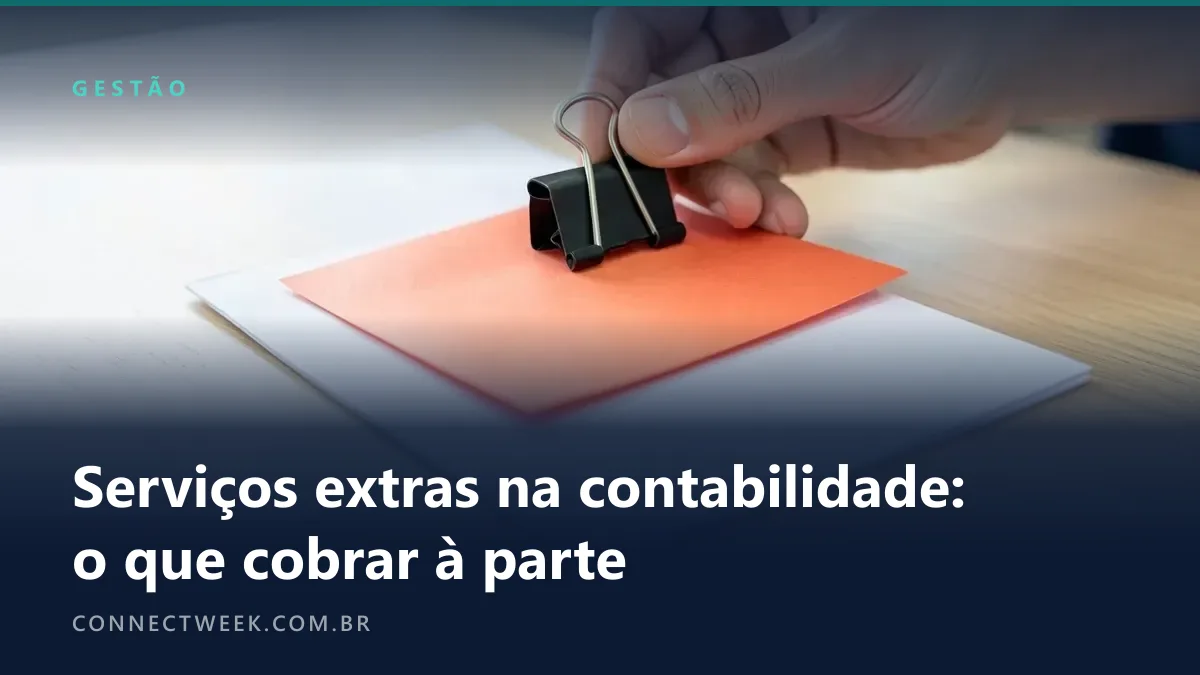 Polegar e indicador segurando um prendedor de papel preto na borda de uma folha coral menor, colocada sobre um documento fino de páginas brancas deitado numa mesa de escritório