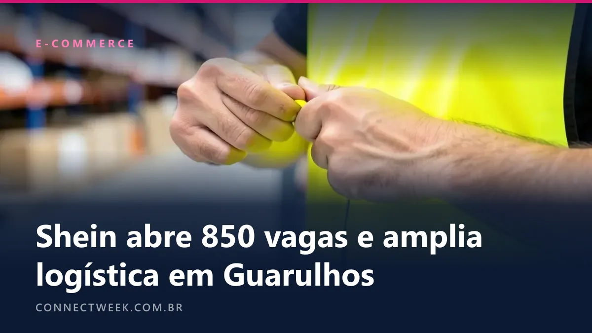 Mãos de novo funcionário vestindo um colete de segurança liso na entrada de um galpão enorme, prateleiras desfocadas