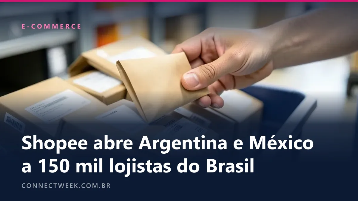 Mão colocando um envelope pequeno num cesto de pacotes internacionais com etiquetas de alfândega em branco