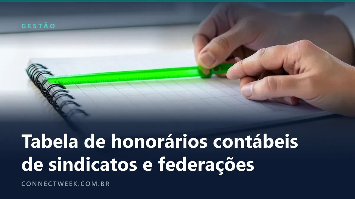 Mãos consultando um caderno impresso de espiral aberto, com uma régua verde atravessada na página para acompanhar a linha
