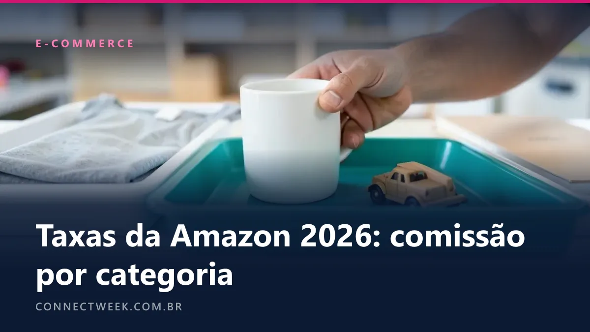 Mão segurando uma caneca branca sobre uma bandeja azul-petróleo, ao lado de um carrinho de brinquedo, com uma camiseta cinza dobrada em outra bandeja, sobre uma mesa de estoque