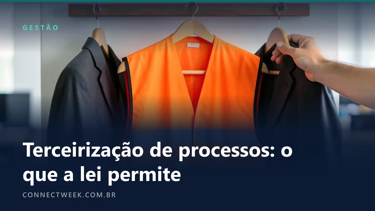 Colete laranja de trabalho pendurado num cabideiro de parede entre dois paletós escuros, com uma mão ajeitando o cabide ao lado