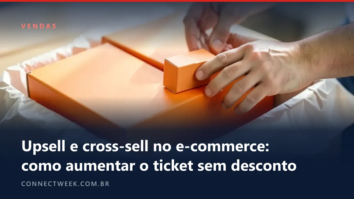 Mão acrescentando uma caixinha de acessório ao lado de uma caixa maior dentro de um pacote aberto com papel de seda