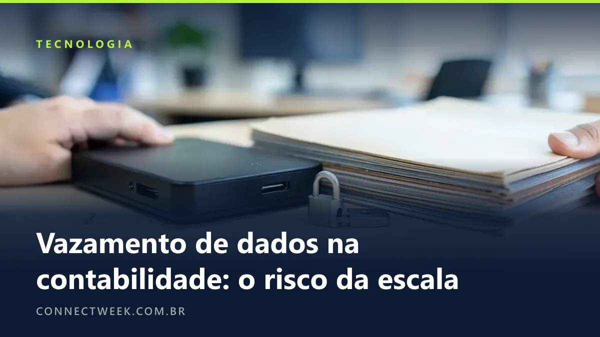 HD externo e pilha de pastas com um cadeado aberto ao lado sobre uma mesa de escritório