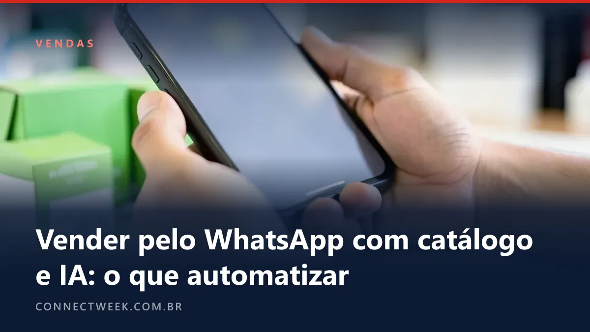 Mão segurando um celular com conversa de mensagens desfocada ao lado de um produto fotografado sobre o balcão da loja