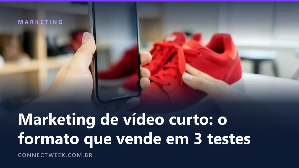 Mão segurando um celular na vertical gravando um tênis sendo amarrado sobre a mesa, tela desfocada